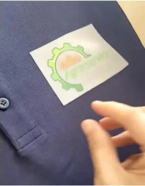 DTF-Transfer wird auf ein Poloshirt aufgebracht