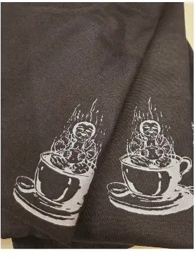 Dunkles Shirt mit feinem Kaffee-Motiv