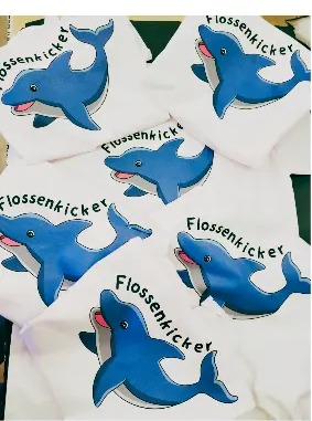 Shirts mit blauem Flossflicker-Motiv