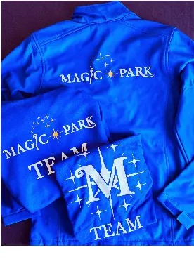 Blaue Teamshirts mit Vereinsschriftzug