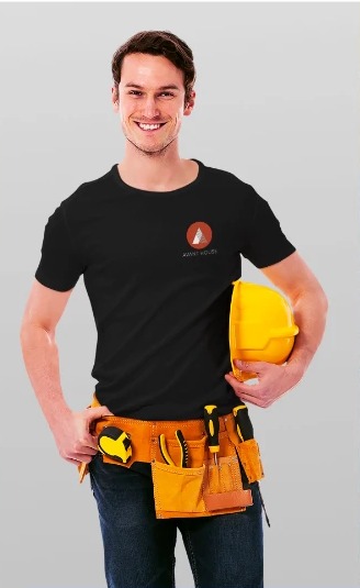 Handwerker mit schwarzem Shirt, Werkzeuggürtel und Helm