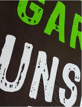 Shirt mit großem grünen Schriftzug