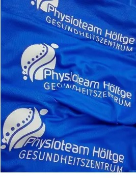Blaue Shirts mit Physioteam-Logo