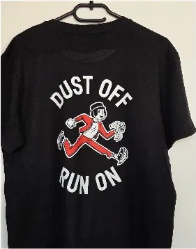 Schwarzes Shirt mit Dust-off-Run-on-Motiv