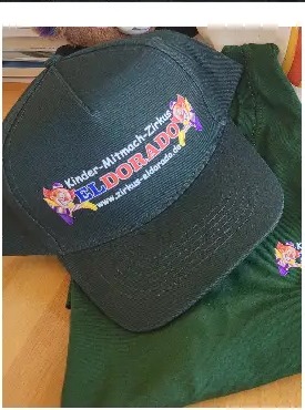 Cap mit buntem Stick-Motiv