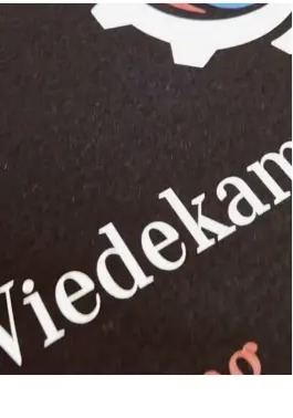 Dunkles Shirt mit Firmenschriftzug