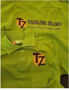 Grüne Poloshirts mit Tischlerei-Logo