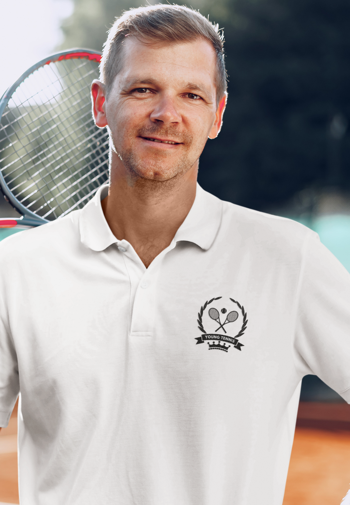 Tennisspieler mit weißem Poloshirt und Vereinswappen