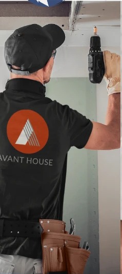 Handwerker mit schwarzem Firmen-Poloshirt und Rückenlogo