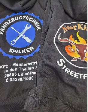 Shirts mit Feuerwehr- und Werkstatt-Emblemen