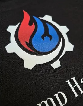 Dunkles Shirt mit Zahnrad-Logo in Rot und Blau