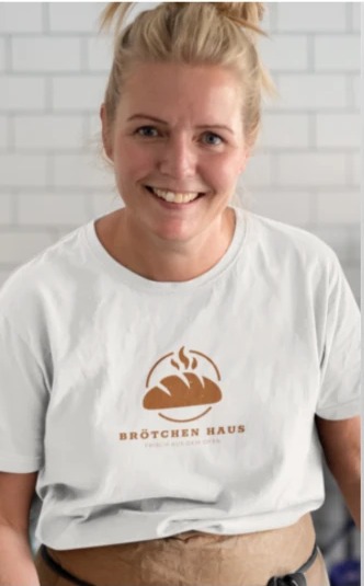 Frau mit weißem T-Shirt und Firmenlogo auf der Brust